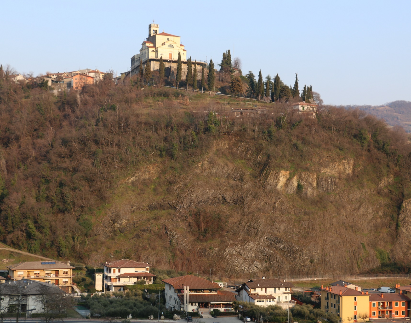 Vista di Castello di San Giovanni Ilarione e dei basalti colonnari
